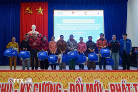 Người dân xã Gò Nổi, thành phố Đà Nẵng nhận quà hỗ trợ của chương trình. (Ảnh: TTXVN phát)