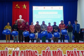 Người dân xã Gò Nổi, thành phố Đà Nẵng nhận quà hỗ trợ của chương trình. (Ảnh: TTXVN phát)