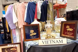 Sản phẩm thủ công mỹ nghệ đặc sắc và trang phục dân tộc truyền thống Việt Nam tại một lễ hội ở Mỹ. (Ảnh: Ngọc Quang/TTXVN)