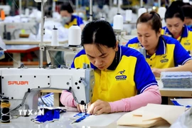 Sản xuất hàng dệt may xuất khẩu. (Ảnh: Hồng Đạt/TTXVN)