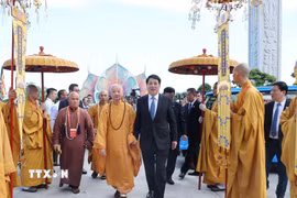 Chủ tịch nước Lương Cường và Đại lão Hòa thượng Thích Trí Quảng, Đức Pháp chủ Hội đồng Chứng minh Giáo hội Phật giáo Việt Nam dự khai mạc Đại lễ Phật đản Liên hợp quốc lần thứ 20-Vesak 2025. (Ảnh: Lâm Khánh/TTXVN)
