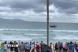 Lực lượng chức năng địa phương đã khẩn trương triển khai công tác tìm kiếm cứu nạn. (Ảnh TTXVN phát)