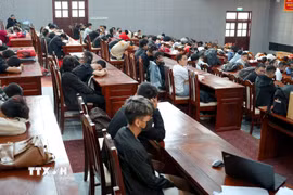 Lực lượng Bộ đội Biên phòng tỉnh Đồng Nai làm việc với các đối tượng lừa đảo trực tuyến xuyên biên giới. (Ảnh: Đậu Tất Thành/TTXVN)