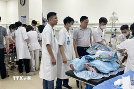 Bệnh viên Đa khoa Vĩnh Phúc, tỉnh Phú Thọ huy động nhân lực cứu chữa nạn nhân vụ tại nạn. (Ảnh: Nguyễn Thảo/TTXVN)
