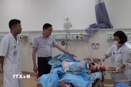 Trong số 4 bệnh nhân đang cấp cứu tại bệnh viện đa khoa Vĩnh Phúc có một bệnh nhân 30 tuổi tiên lượng nặng. (Ảnh: Nguyễn Thảo/TTXVN)