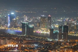 Không chỉ dừng lại ở một công trình biểu tượng, không gian ven Sông Hàn những năm gần đây đã thay đổi rõ nét. Hàng loạt cao ốc, khách sạn, căn hộ cao tầng hình thành dọc hai bờ, vừa tạo điểm nhấn kiến trúc, vừa mở ra những không gian sống mới. (Ảnh: Xuân Quý/TTXVN)