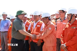Thủ tướng Phạm Minh Chính với kỹ sư, công nhân đang thi công Dự án Đường dây 500kV Lào Cai-Vĩnh Yên trên địa bàn xã Dân Chủ, tỉnh Phú Thọ. (Ảnh: Dương Giang/TTXVN)