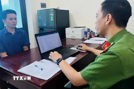 Cơ quan điều tra làm việc với ông Nguyễn Văn Mạnh. (Nguồn: Cơ quan Công an)