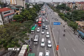 Lượng người và phương tiện di chuyển từ hướng Quốc lộ 1A hướng vào Thành phố Hà Nội tăng đột biến (ảnh chụp lúc 16h05'). (Ảnh: Hoàng Hiếu/TTXVN)