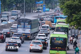 Lượng người và phương tiện tăng đột biến từ hướng phía Nam vào thành phố Hà Nội. (Ảnh: Hoàng Hiếu/TTXVN)