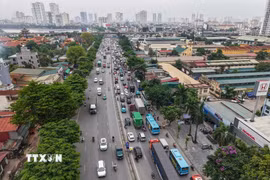 Phương tiện giao thông lưu thông tại đường vành đai 3 và khu vực gần Bến xe Nước Ngầm. (Ảnh: Hoàng Hiếu/TTXVN)