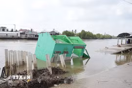 Hiện trường sạt lở trên tuyến đường Dương Thị Cẩm Vân đã gây thiệt hại về tài sản lên đến trên 3 tỷ đồng. (Ảnh: TTXVN phát)