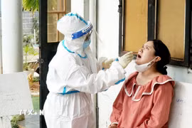 Trung tâm Kiểm soát bệnh tật tỉnh Đắk Lắk điều tra, truy vết, lấy mẫu xét nghiệm người tiếp xúc gần bệnh nhi. (Ảnh: TTXVN phát)