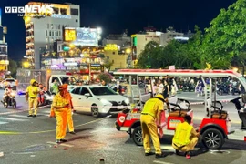 Phòng Cảnh sát Giao thông Công an tỉnh Gia Lai đang khám nghiệm hiện trường, làm rõ nguyên nhân vụ tai nạn. (Nguồn: Công an tỉnh Gia Lai)