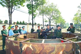 Đoàn công tác kiểm tra tổ Phòng không tại Bộ Chỉ huy Quân sự tỉnh Cà Mau. (Ảnh: TTXVN phát)