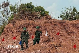 Lực lượng công binh xử lý quả bom. (Ảnh: TTXVN phát)