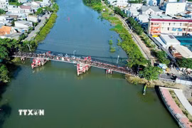 Cầu sắt Rạch Tôm hiện hữu đã xuống cấp, không đáp ứng tải trọng khai thác. (Ảnh: Tiến Lực/TTXVN)