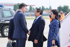 Lễ đón Thủ tướng Phạm Minh Chính và Phu nhân đến sân bay Orly, Thủ đô Paris. (Ảnh: Dương Giang/TTXVN)