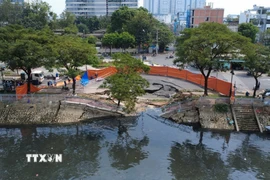 Hiện trường vụ sụt lún trên đường Ba Đình. (Ảnh: TTXVN phát)