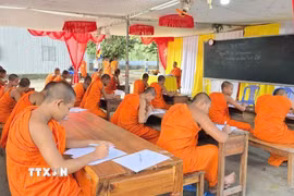 Tham gia học các lớp ở chùa Nam tông Khmer, các em học sinh và sư sãi được học cách viết, cách đọc, ngữ pháp tiếng Khmer, chữ Pali qua đó góp phần tiếp nối mạch nguồn văn hóa từ thế hệ này sang thế hệ khác. (Ảnh: Công Mạo/TTXVN)