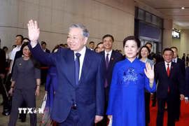 Tổng Bí thư, Chủ tịch nước Tô Lâm cùng Phu nhân tại ga Nam Ninh Đông, Thành phố Nam Ninh (Trung Quốc). (Ảnh: Thống Nhất/TTXVN)