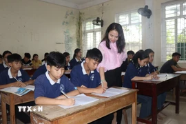Cô Nguyễn Thị Cẩm Vân - một trong 68 giáo viên hoàn thành nghĩa vụ biệt phái mong mỏi được luân chuyển trở về theo quy định. (Ảnh: Hoàng Ngà/TTXVN)