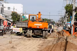 Tuyến đường Trần Quý Cáp dẫn vào trung tâm Phan Thiết có lưu lượng xe rất lớn, việc thi công chậm làm ảnh hưởng đến việc đi lại của người dân và du khách. (Ảnh: Nguyễn Thanh/TTXVN)