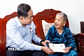 Chủ tịch Quốc hội Trần Thanh Mẫn thăm, tặng quà Mẹ Việt Nam Anh hùng Nguyễn Thị Kim Hoa. (Ảnh: Doãn Tấn/TTXVN)