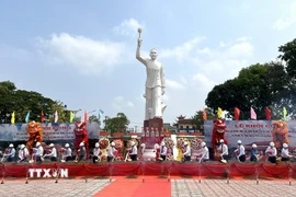 Đại biểu thực hiện nghi thức khởi công xây dựng Khu lưu niệm đồng chí Võ Văn Tần, Võ Văn Ngân. (Ảnh: Đức Hạnh/TTXVN)