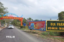 Đường về khu căn cứ Cái Chanh (xã Ninh Thạnh Lợi, huyện Hồng Dân, tỉnh Bạc Liêu) được trải nhựa giúp thuận lợi lưu thông hai mùa mưa nắng. (Ảnh: TTXVN phát)