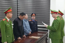 Cơ quan Cảnh sát Điều tra Công an tỉnh Nghệ An đọc lệnh khởi tố vụ án, khởi tố các bị can. (Ảnh: Công an Nghệ An)