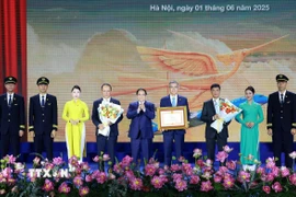 Thủ tướng Phạm Minh Chính trao Bằng khen tặng Tổng Công ty Hàng không Việt Nam. (Ảnh: Dương Giang/TTXVN)