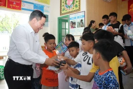 Phó Giám đốc Sở Y tế Khánh Hòa Trịnh Ngọc Hiệp trao quà cho trẻ em đang sinh sống tại Trung tâm Bảo trợ và Công tác xã hội tỉnh Khánh Hòa. (Ảnh: TTXVN phát)
