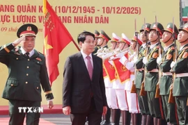 Chủ tịch nước Lương Cường duyệt đội danh dự. (Ảnh: Lâm Khánh/TTXVN)