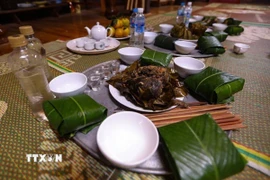 Mâm lễ cúng cơm mới của người Thái chỉ có các món làm từ cá hấp, nướng cùng những gói xôi đồ từ lúa nương. (Ảnh: Trọng Đạt/ TTXVN)