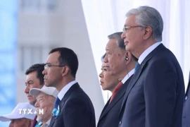 Tổng Bí thư Tô Lâm và Tổng thống Kazakhstan Kassym-Jomart Tokayev tham dự buổi lễ duyệt binh kỷ niệm 80 năm Ngày Chiến thắng phátxít 9/5. (Ảnh: TTXVN)