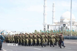 Các lực lượng vũ trang Kazakhstan duyệt binh tại buổi lễ. (Ảnh: TTXVN)