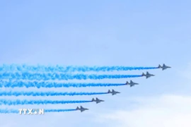 Lực lượng Không quân Kazakhstan trình diễn tại lễ duyệt binh. (Ảnh: TTXVN)