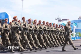 Các lực lượng vũ trang Kazakhstan duyệt binh tại buổi lễ. (Ảnh: TTXVN)