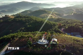 Cột mốc ngã ba biên giới ơ Bờ Y (Quảng Ngãi). (Ảnh: Cao Nguyên/TTXVN)