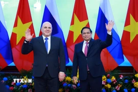 Thủ tướng Phạm Minh Chính và Thủ tướng Liên bang Nga Mikhail Vladimirovich Mishustin chụp ảnh chung. (Ảnh: Dương Giang/TTXVN)