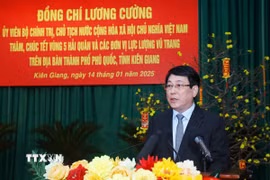 Chủ tịch nước Lương Cường chúc Tết cán bộ, chiến sỹ Vùng 5 Hải quân và các đơn vị lực lượng vũ trang trên địa bàn thành phố Phú Quốc, tỉnh Kiên Giang. (Ảnh: Lâm Khánh/TTXVN)