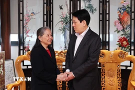 Chủ tịch nước Lương Cường thăm hỏi, chúc Tết bà Ngô Thị Mận, Phu nhân cố Tổng Bí thư Nguyễn Phú Trọng. (Ảnh: Lâm Khánh/TTXVN)