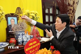 Chủ tịch nước Lương Cường dâng hương tưởng nhớ Chủ tịch nước Trần Đức Lương. (Ảnh: Lâm Khánh/TTXVN)
