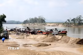Hiện nay, toàn tỉnh Nghệ An chỉ có trên 200 tàu thuyền đường thủy nội địa được đăng kiểm, nhiều địa phương miền núi số lượng tàu thuyền đăng kiểm rất ít, không đáng kể. (Ảnh: Văn Tý/TTXVN)