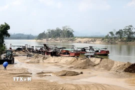 Hiện nay, toàn tỉnh Nghệ An chỉ có trên 200 tàu thuyền đường thủy nội địa được đăng kiểm, nhiều địa phương miền núi số lượng tàu thuyền đăng kiểm rất ít, không đáng kể. (Ảnh: Văn Tý/TTXVN)