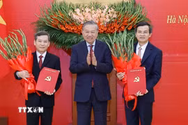 Tổng Bí thư Tô Lâm trao Quyết định của Bộ Chính trị cho các đồng chí Lê Minh Trí (bên trái) và Đoàn Minh Huấn (bên phải). (Ảnh: Thống Nhất/TTXVN)