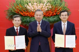 Tổng Bí thư Tô Lâm trao Quyết định của Bộ Chính trị cho các đồng chí Lê Minh Trí (bên trái) và Đoàn Minh Huấn (bên phải). (Ảnh: Thống Nhất/TTXVN)