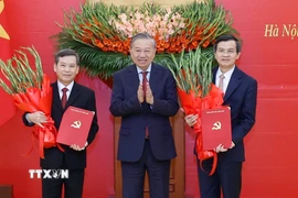 Tổng Bí thư Tô Lâm trao Quyết định của Bộ Chính trị cho các đồng chí Lê Minh Trí (bên trái) và Đoàn Minh Huấn (bên phải). (Ảnh: Thống Nhất/TTXVN)