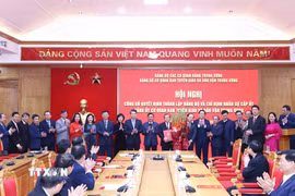 Đồng chí Trần Cẩm Tú và đồng chí Nguyễn Trọng Nghĩa trao Quyết định thành lập Đảng bộ cơ quan Ban Tuyên giáo và Dân vận Trung ương. (Ảnh: Phương Hoa/ TTXVN)